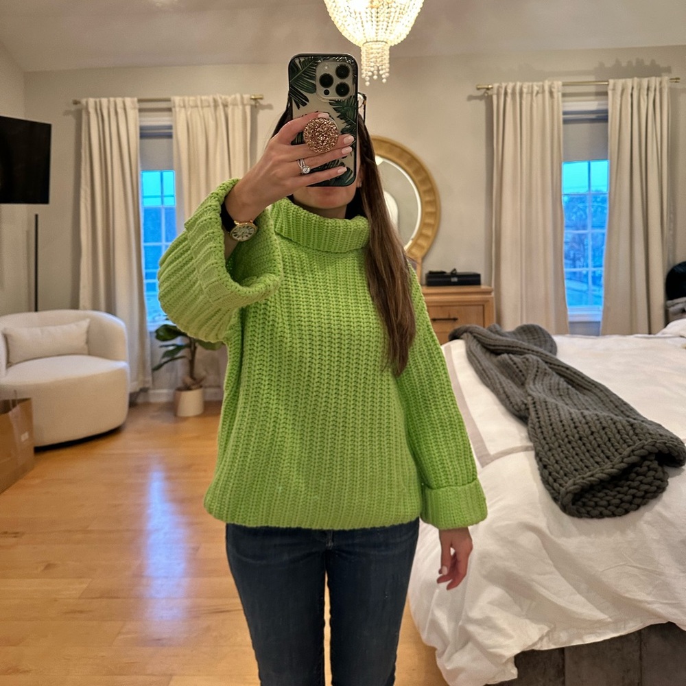 Chunky turtleneck shaker pullover in pear. From revolve. Brand 525 america 💚 XS
